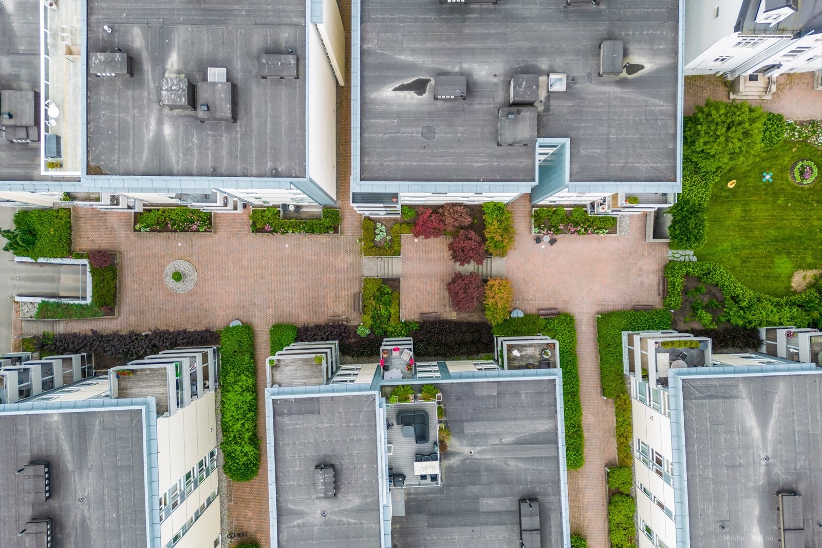 Her bor man med umiddelbar gangavstand til handlemuligheter, Drammens pulserende byliv og praktiske transportløsninger. Galleribilde