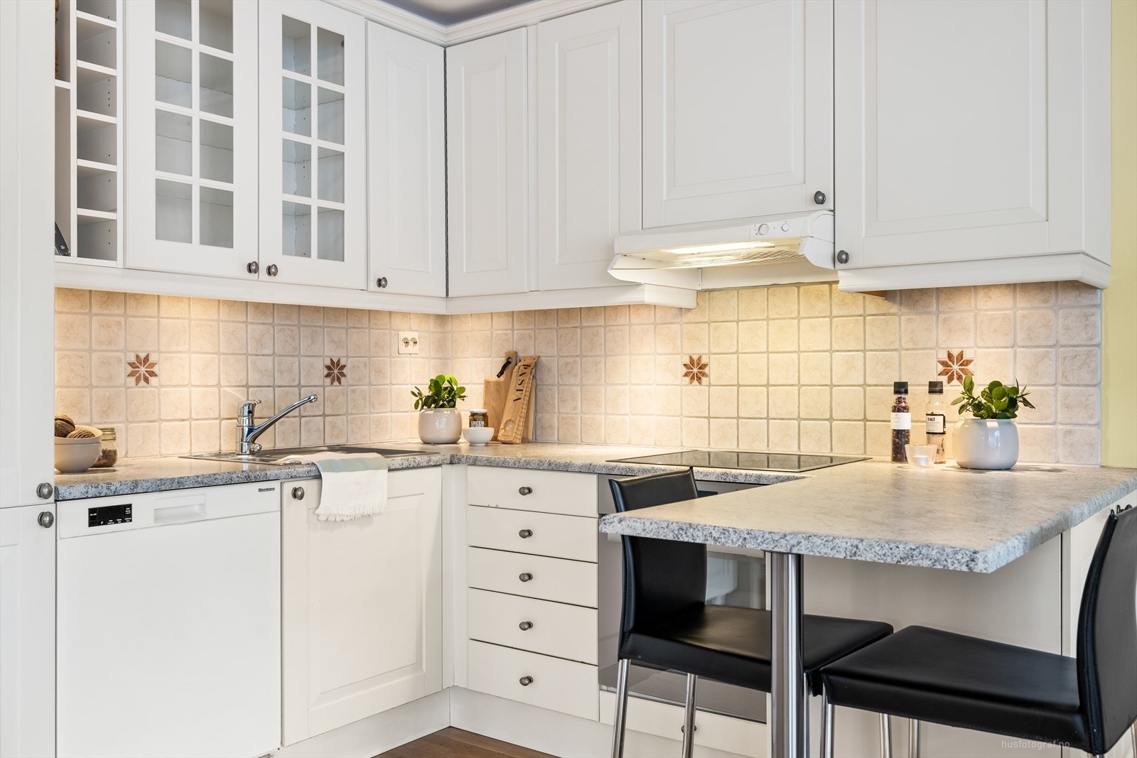 Det er rom for frittstående hvitevarer. Oppvaskmaskinen fungerer ikke. Galleribilde