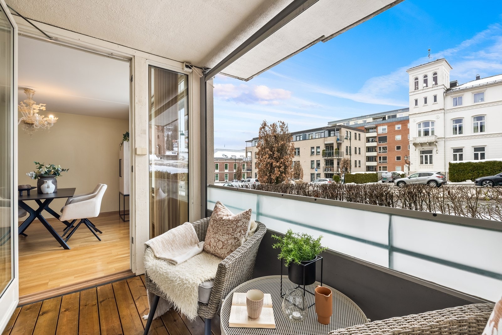 Fra stuen er det utgang til flott overbygget balkong. Galleribilde