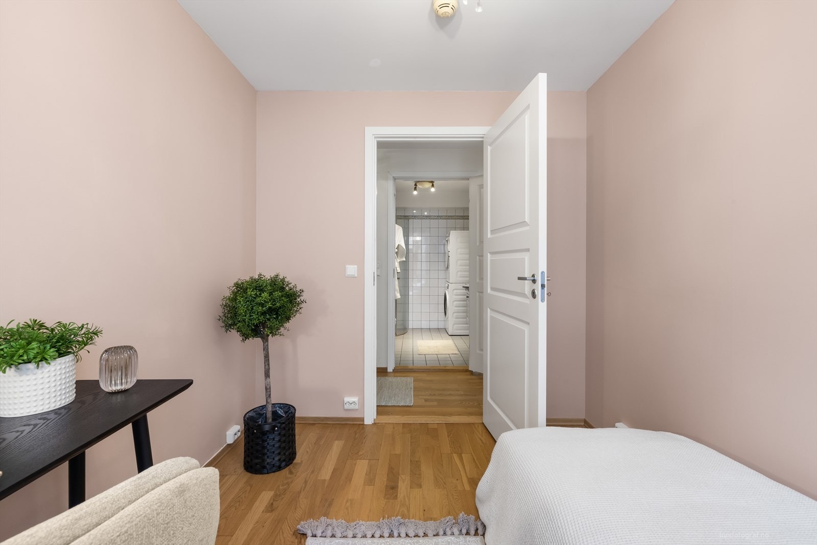 Rommet har god plass til seng, med tilhørende nattbord og garderobe. Galleribilde