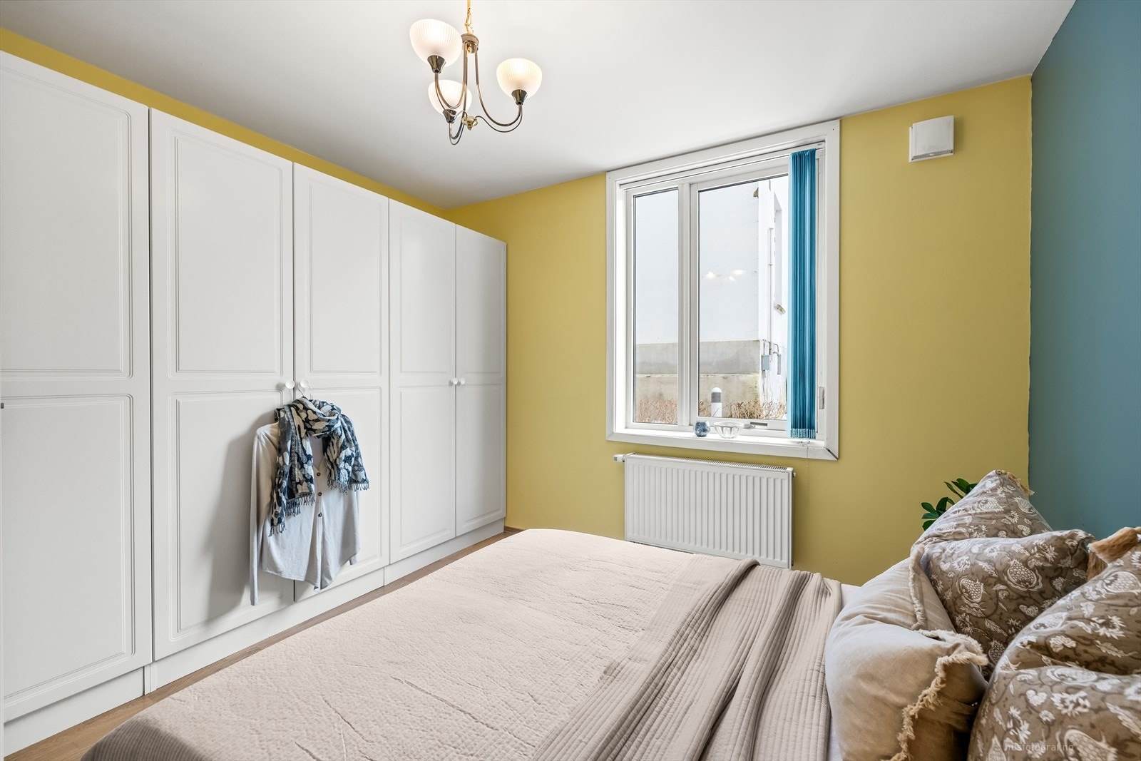 Pent innredet hovedsoverom som har god plass til dobbeltseng med tilhørende nattbord. Galleribilde