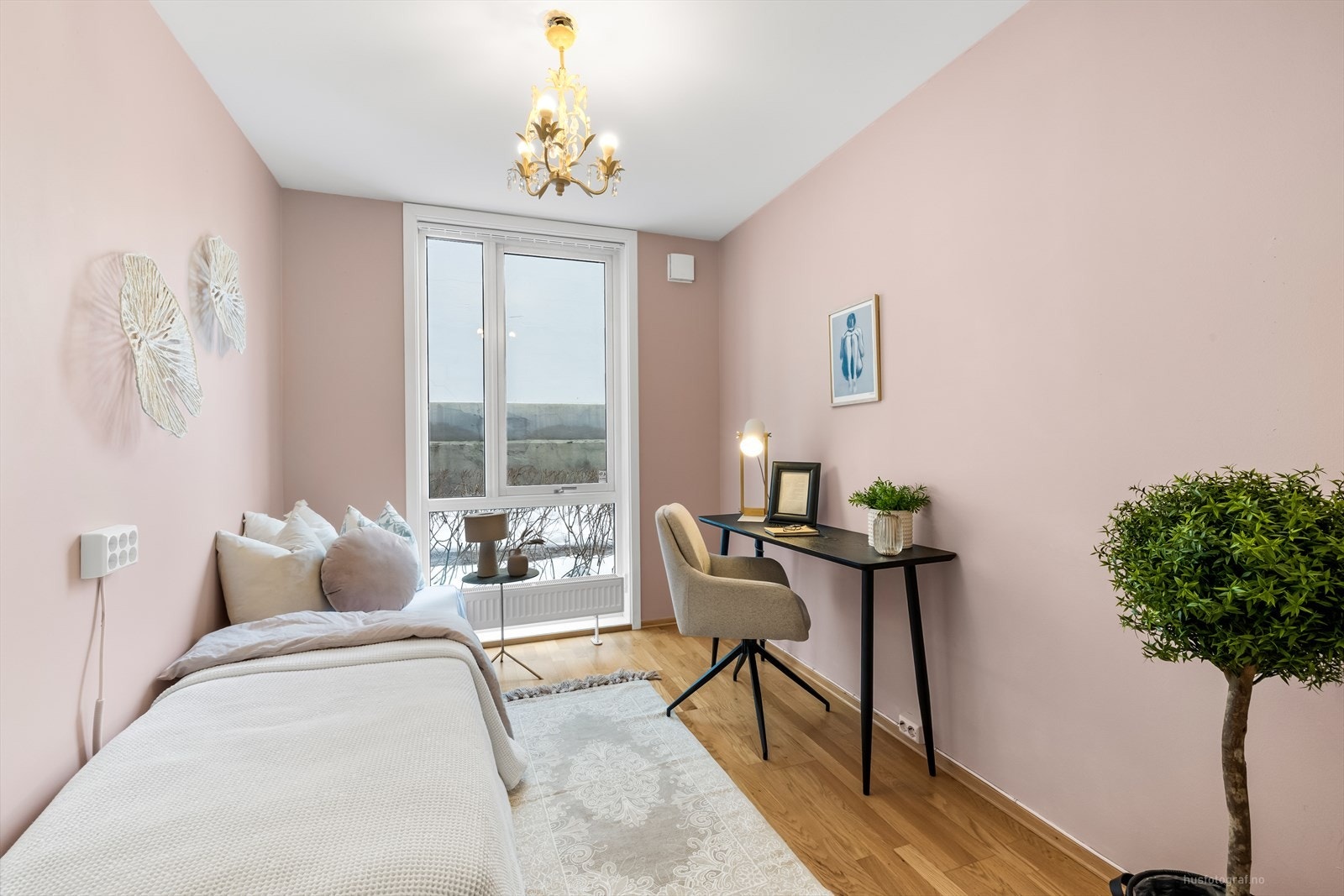 Soverom 2 er malt i en dus og trendy fargetone som bærer med seg en god atmosfære. Galleribilde