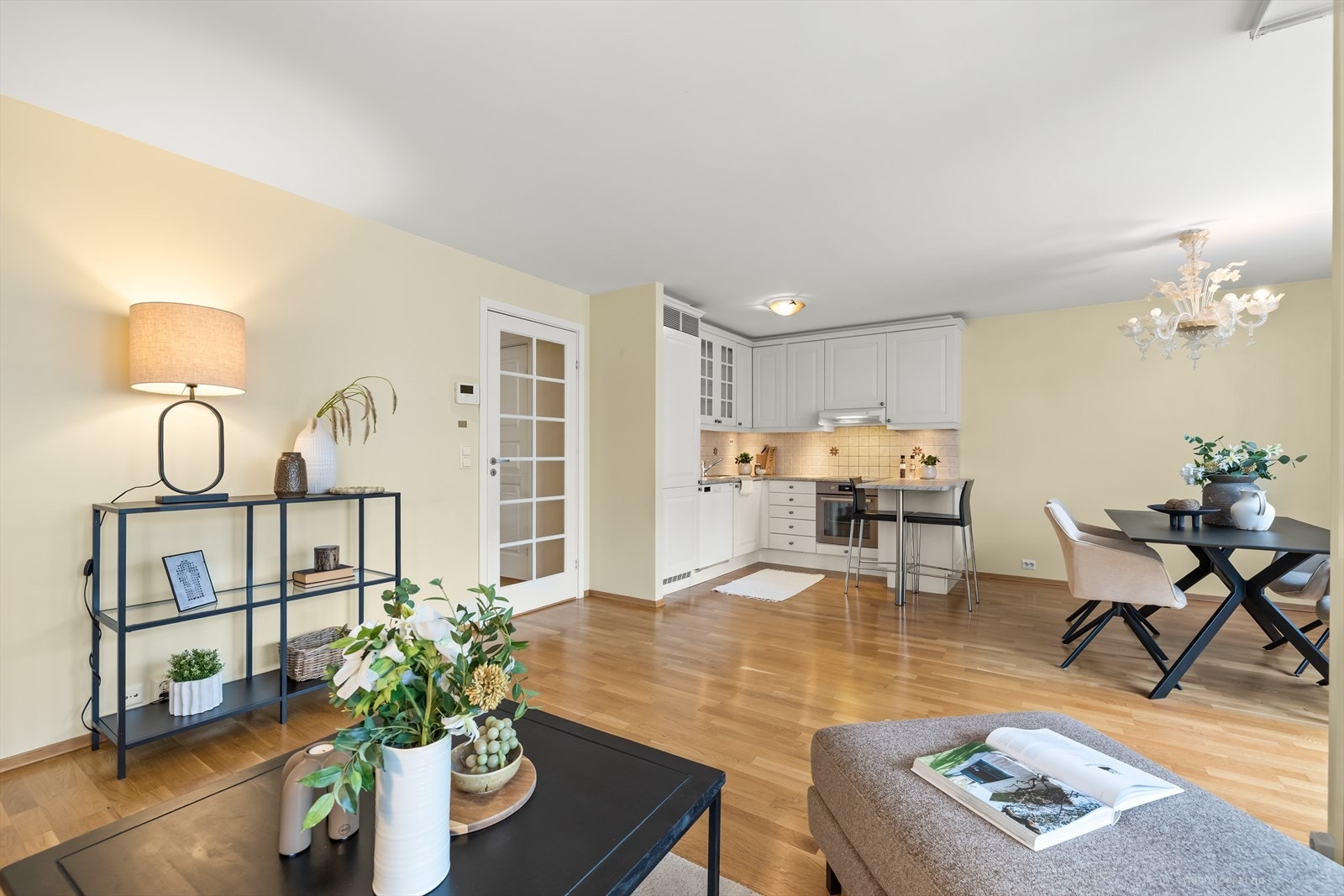 Stuen har slette veggoverflater og parkett på gulv, bygningen er fra 2007 og vil kun trenge lett overflate oppussing. Galleribilde