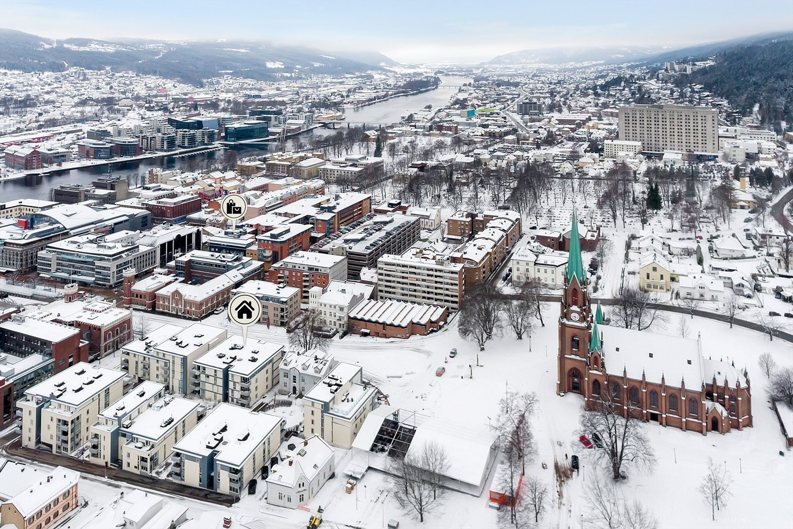 Enkel, trappefri adkomst beliggende i 1. etasje. Tilhørende bod i fellesareal og garasjeplass med heisadkomst, i underjordisk anlegg sikrer trygghet og komfort. Galleribilde
