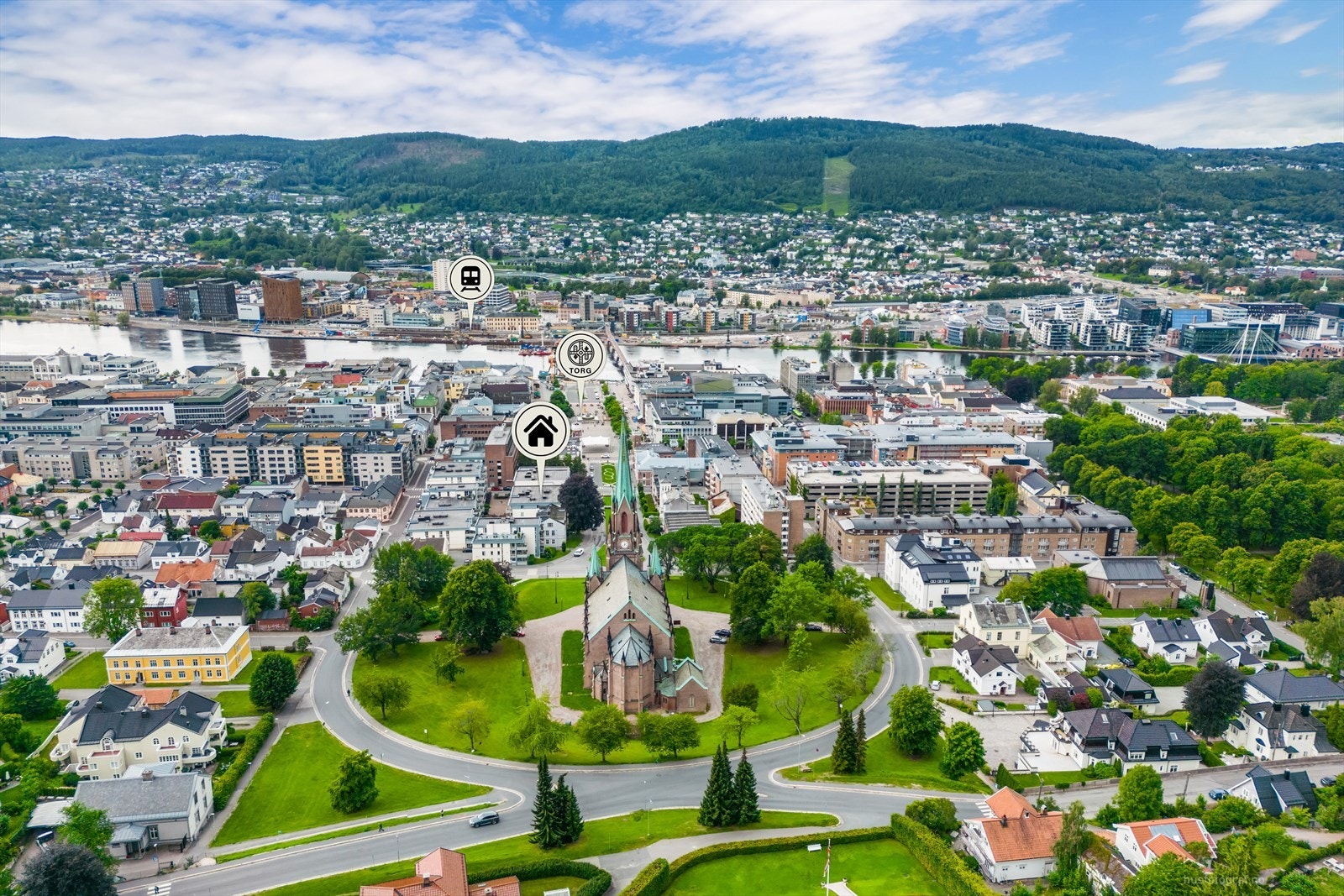 Drammen er en livlig by kjent for sin vakre elvepromenade, kulturelle mangfold og gode shopping- og servicetilbud, samtidig som den byr på naturskjønne omgivelser og gode fritidsmuligheter. Galleribilde