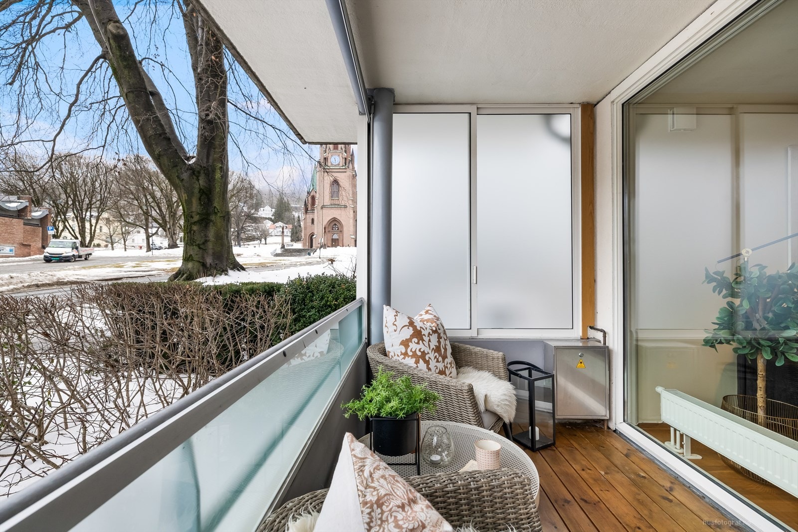 Fra balkongen er det super utsikt mot Kirkegata der skisprinten og barnetoget på 17 mai foregår. Galleribilde