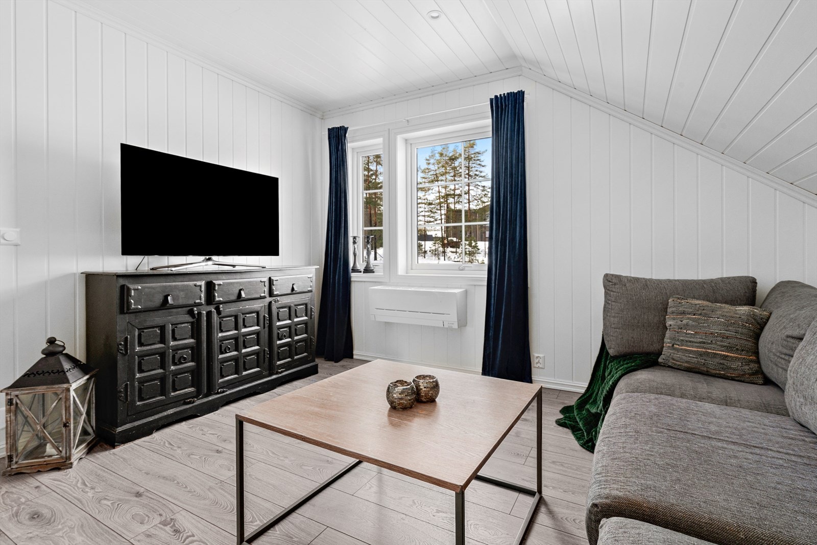 Ekstra tv-stue i 2.etasje, perfekt for barna og ungdommen i huset. Galleribilde