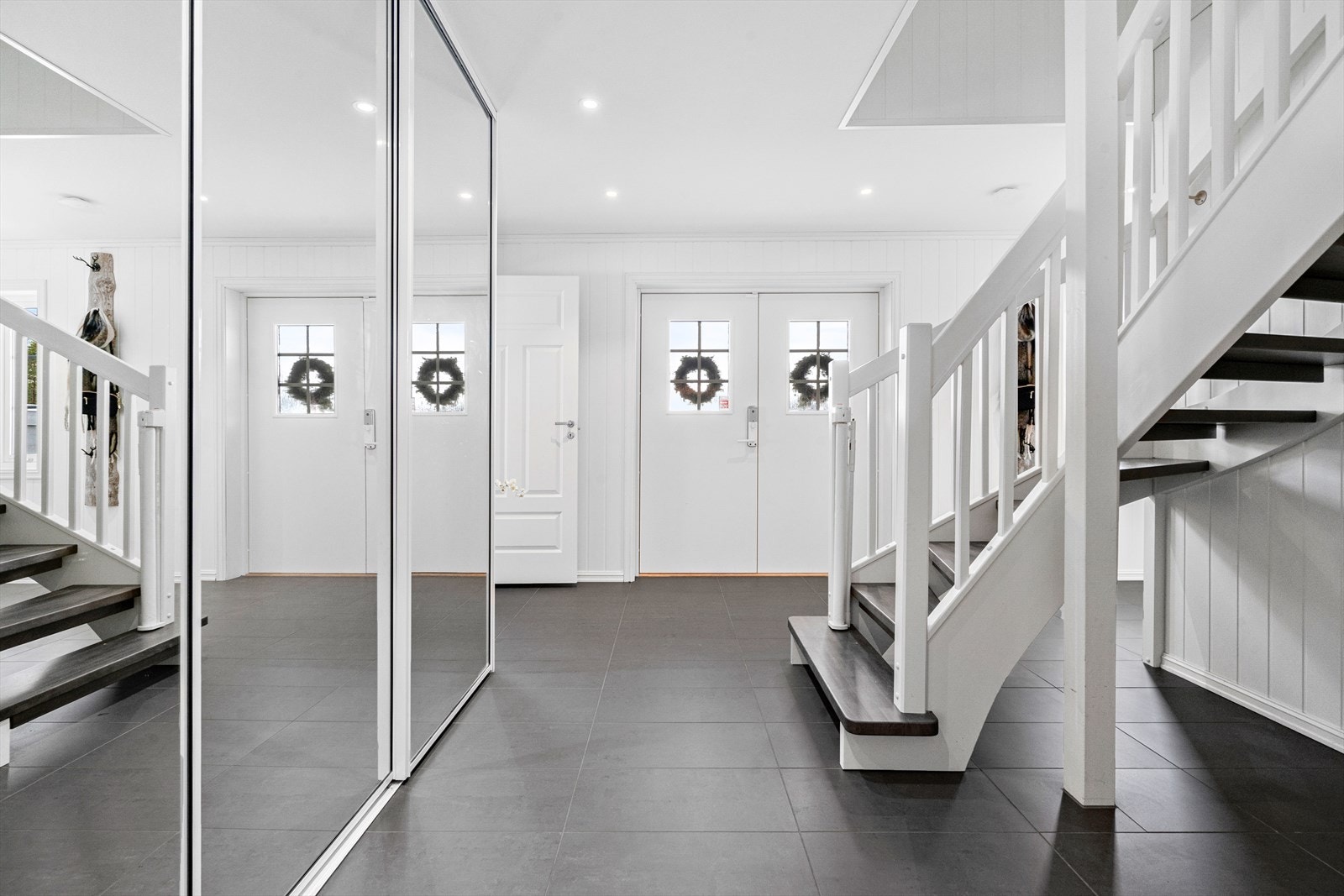 Lys og romslig flislagt hall med gulvvarme. Galleribilde