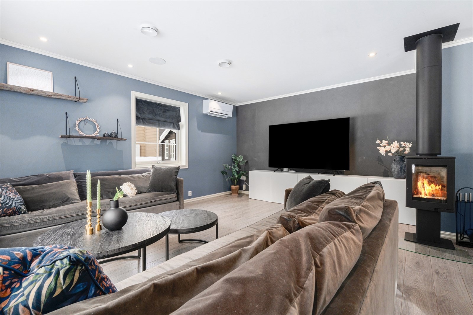 I tv-stuen er det rom for en romslig sofakrok og tv-møblement. Galleribilde