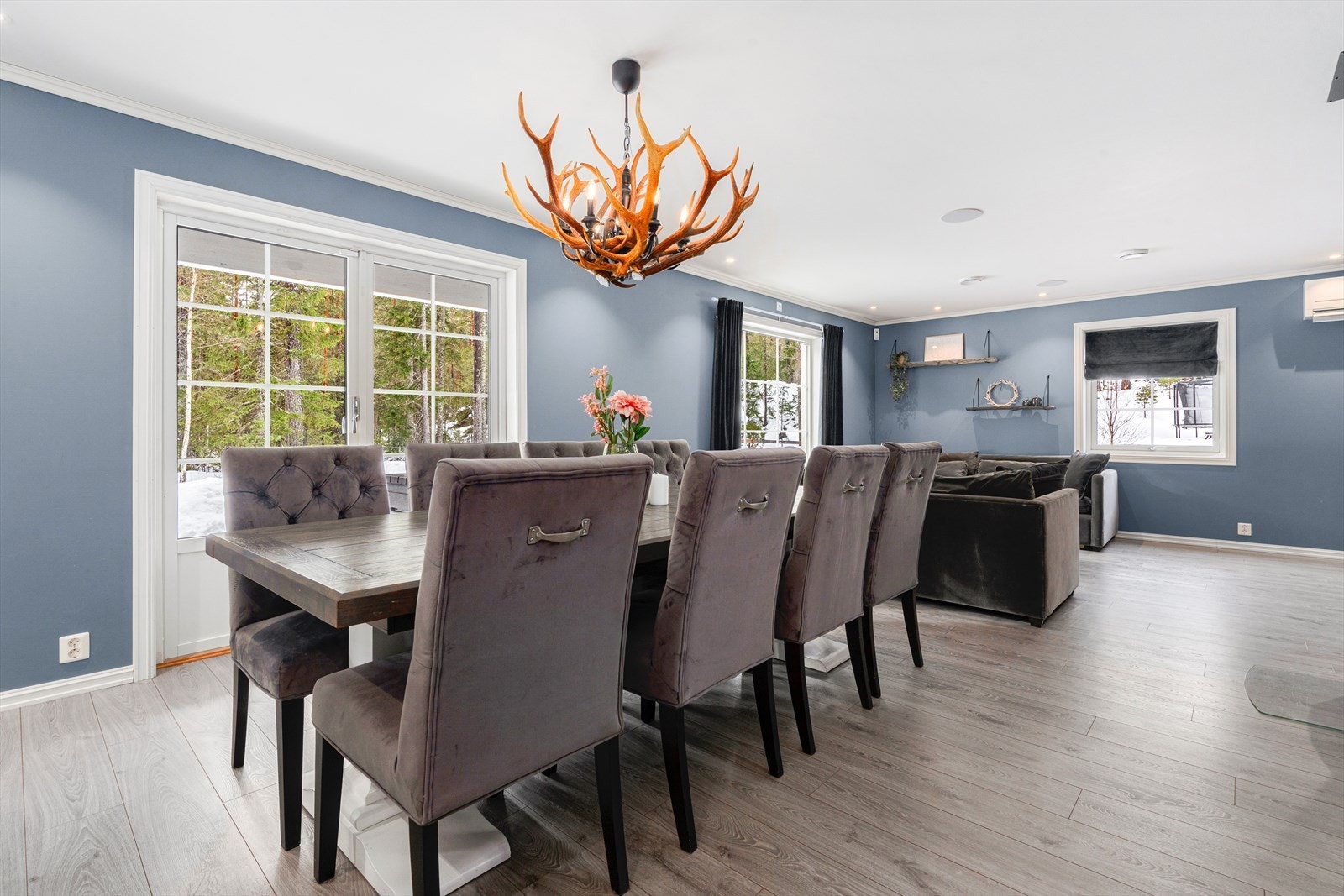 De store vindusflatene slipper inn godt med lys og gjør at rommet en flott romfølelse, stuen har i tillegg dimbare downlights som skaper den rette belysningen. Galleribilde