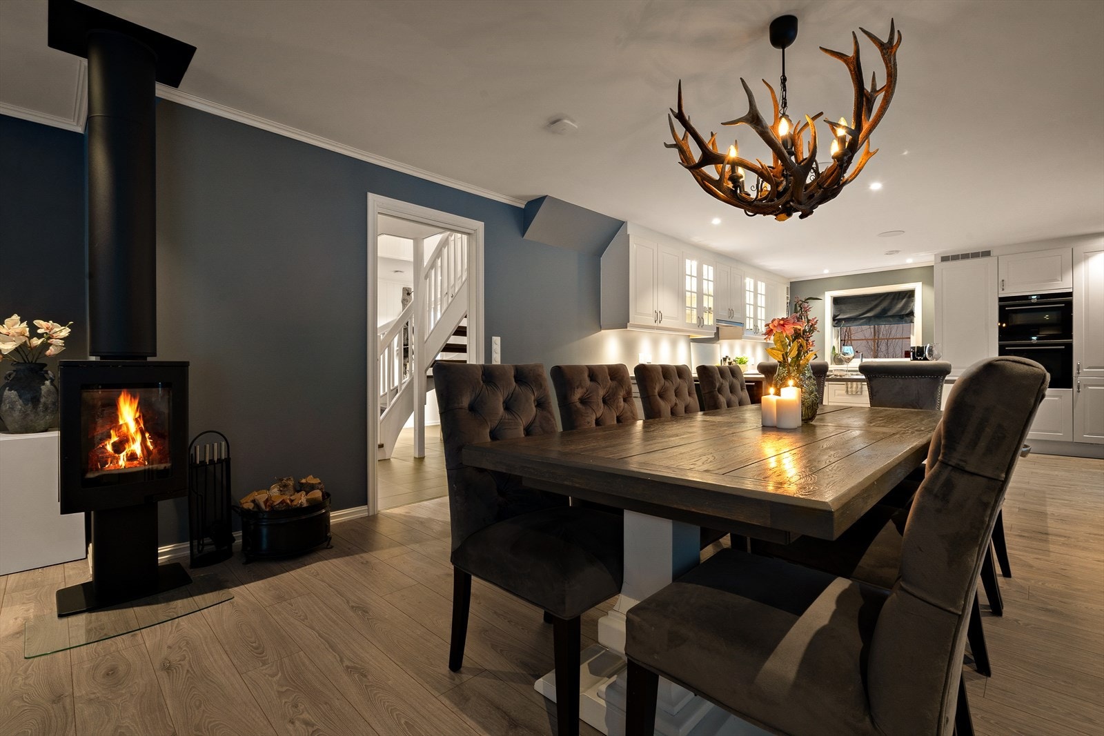 Kveldsstemning i stuen. Galleribilde