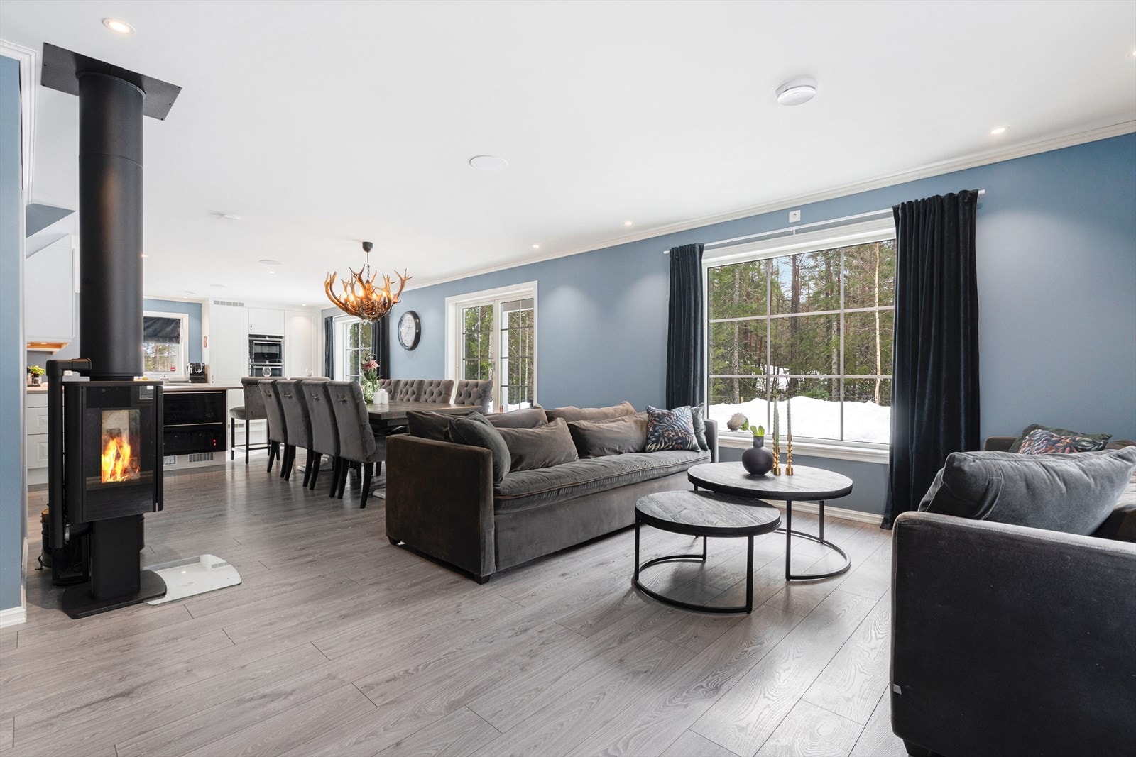 Det er muligheter for å møblere med flere sittegrupper i stuen. Galleribilde