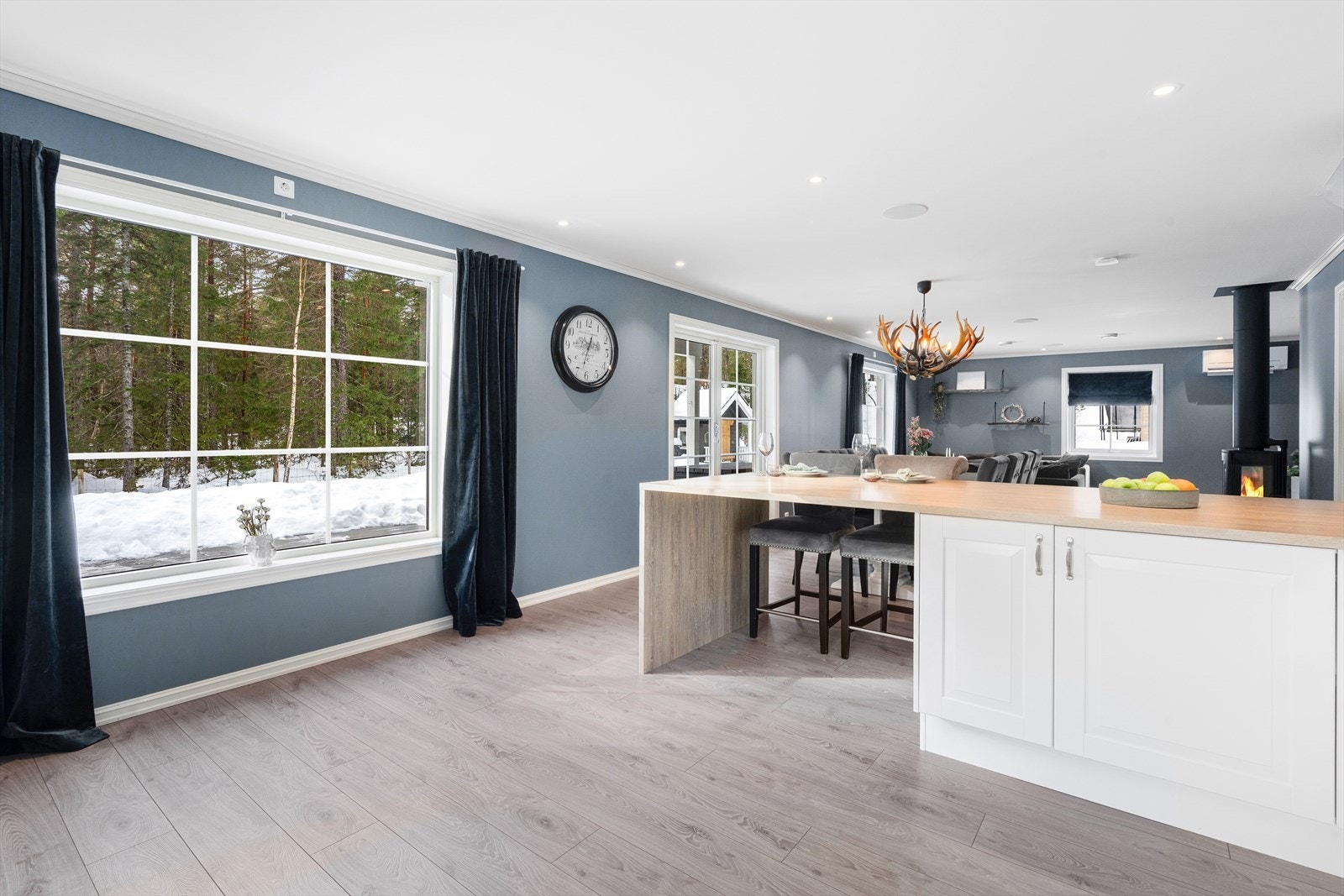 Med stilrene materialer og funksjonelle løsninger er kjøkkenet både elegant og brukervennlig. Galleribilde