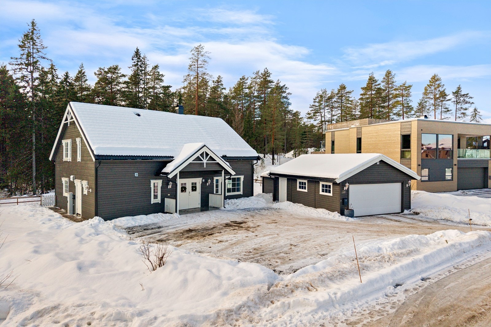 En meget delikat og tiltalende enebolig fra 2019, svært god beliggenhet i enden av blindvei grensende til friområde. Galleribilde