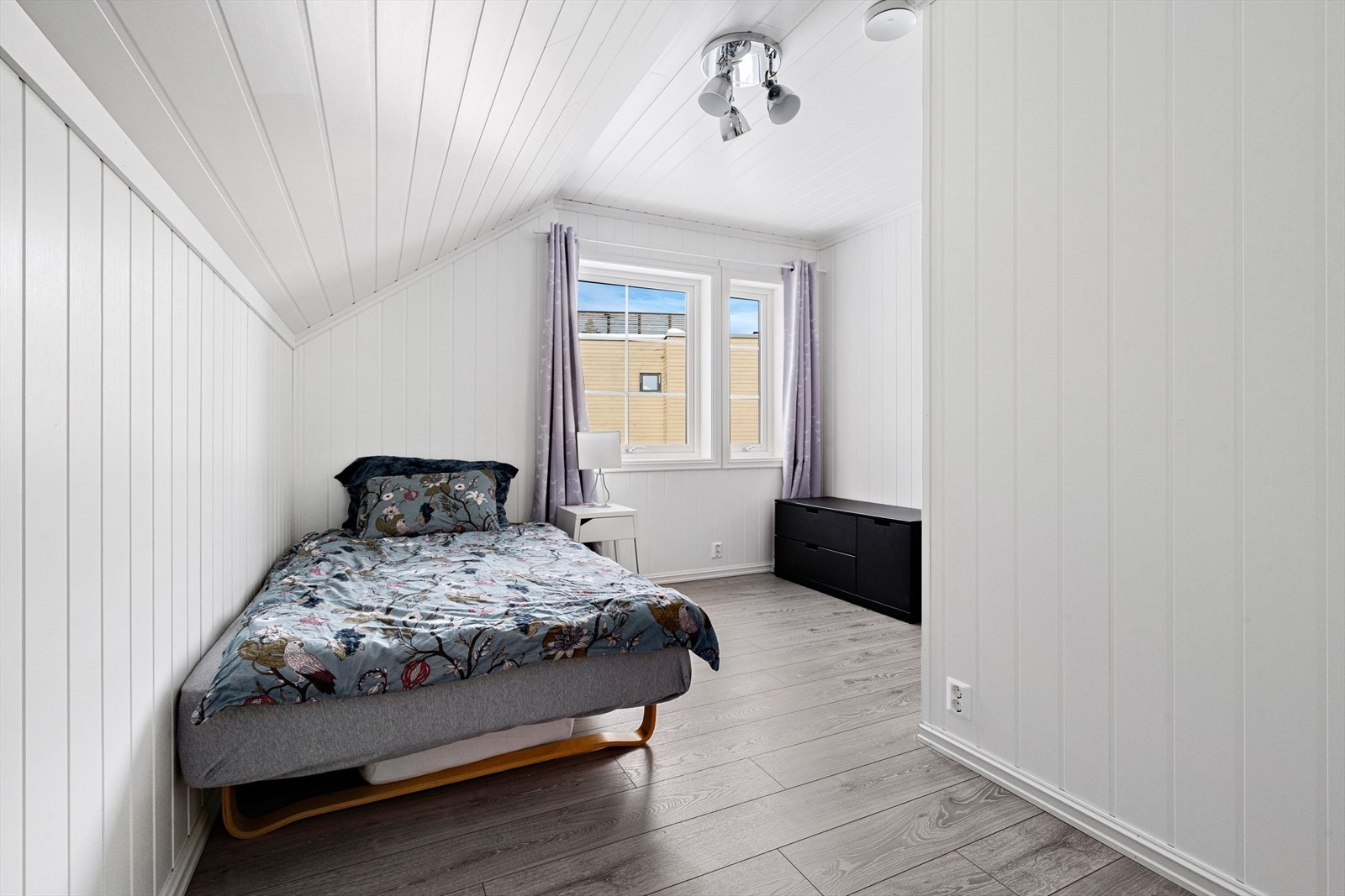 Det er også tre andre romslige soverom i boligen som er perfekte som barnerom, gjesterom eller kontor. Galleribilde