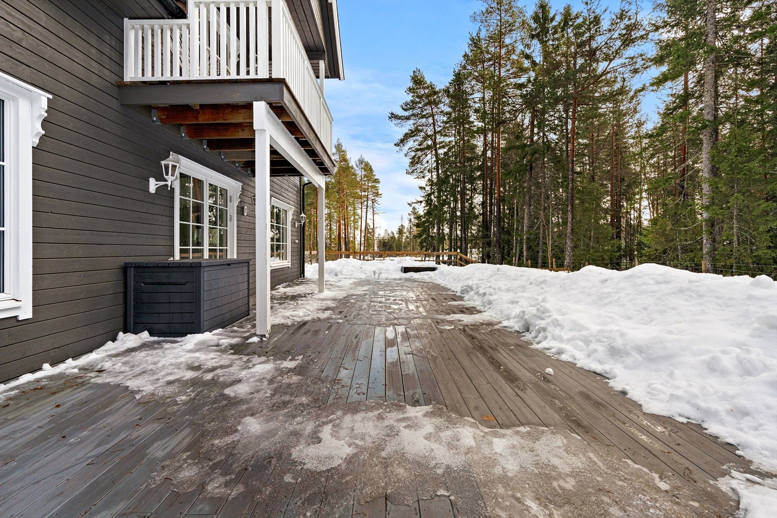 Fra stuen er det direkte utgang til en hyggelig skjermet terrasse grensende til friområde, med rom for hyggelig sittegruppe. Galleribilde