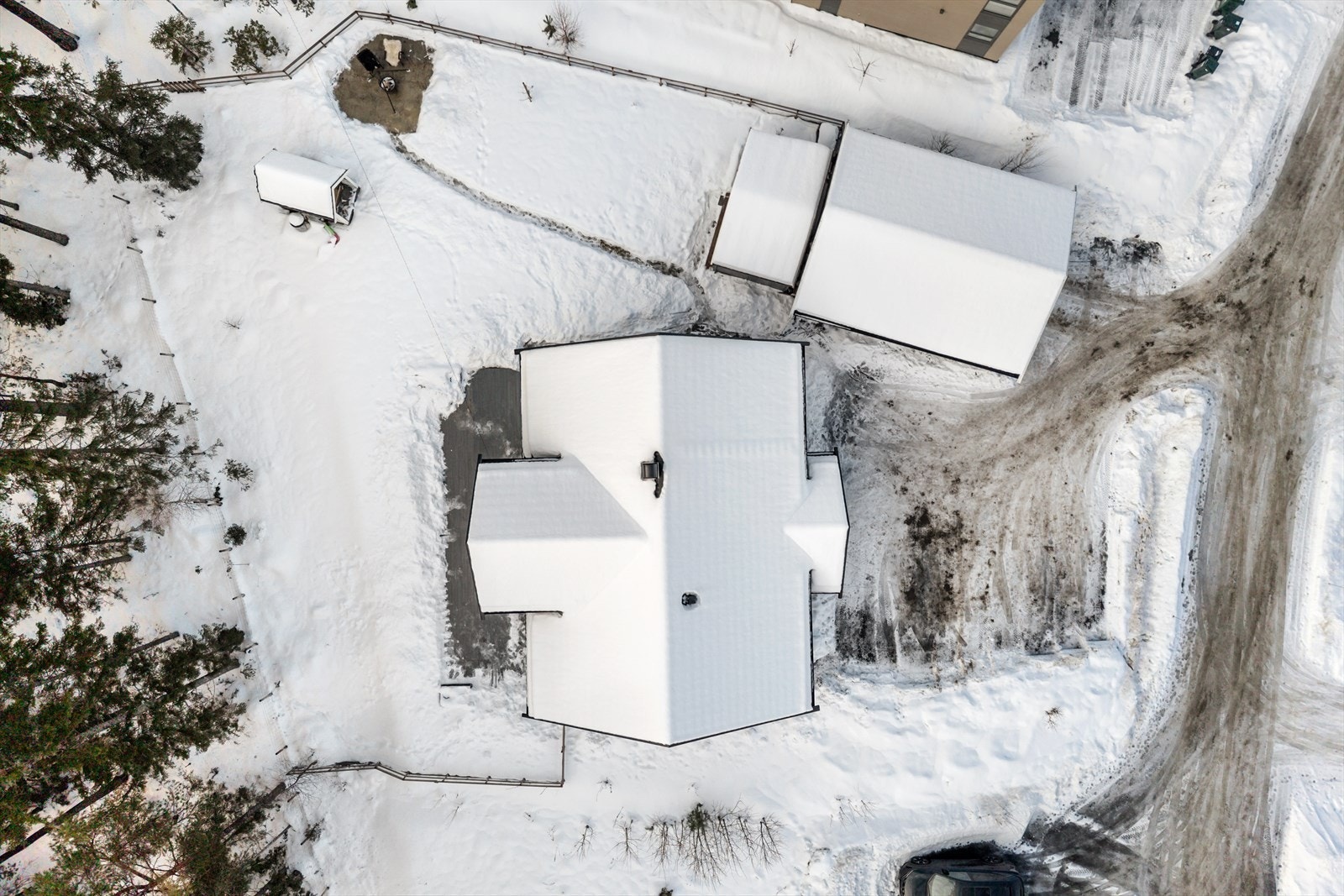 Området er meget barnevennlig og har trygg gangavstand til barneskole og barnehage, friarealer med bl.a. ballbinge, kunstressbane og lysløype i marka som nærmeste nabo. Galleribilde