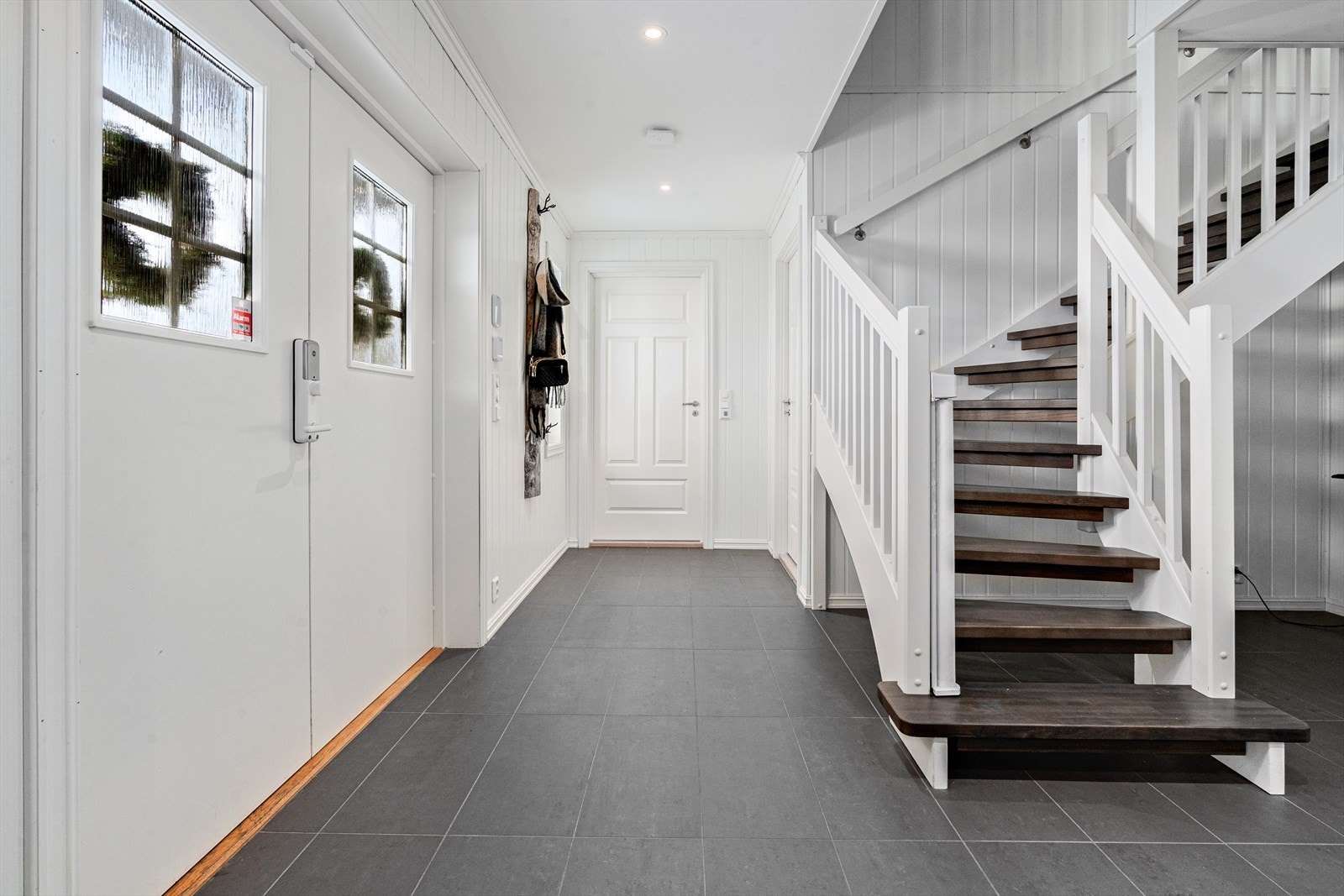 Det er gode muligheter for oppbevaring i skyvedørsgarderobe, for yttertøy og til å sette ifra seg sko, noe som gjør det enkelt å holde orden i inngangspartiet. Galleribilde