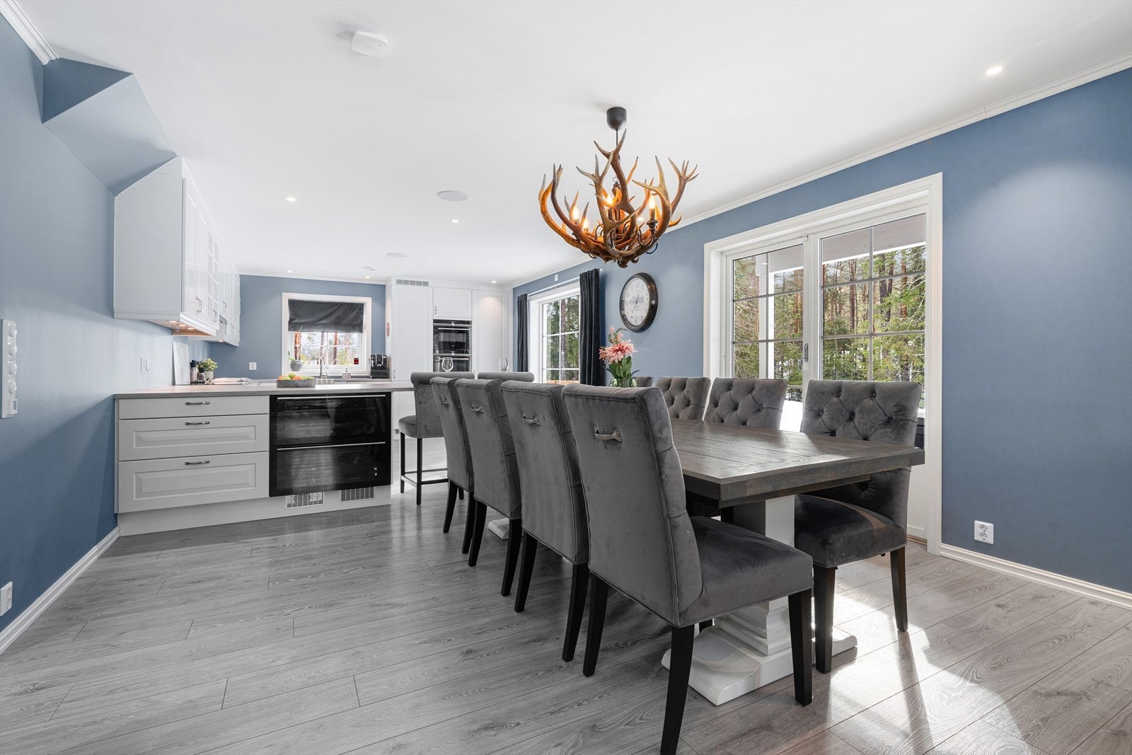 Boligen går over to plan og har en åpen stue/kjøkken løsning som skaper en sosial tilværelse. Galleribilde