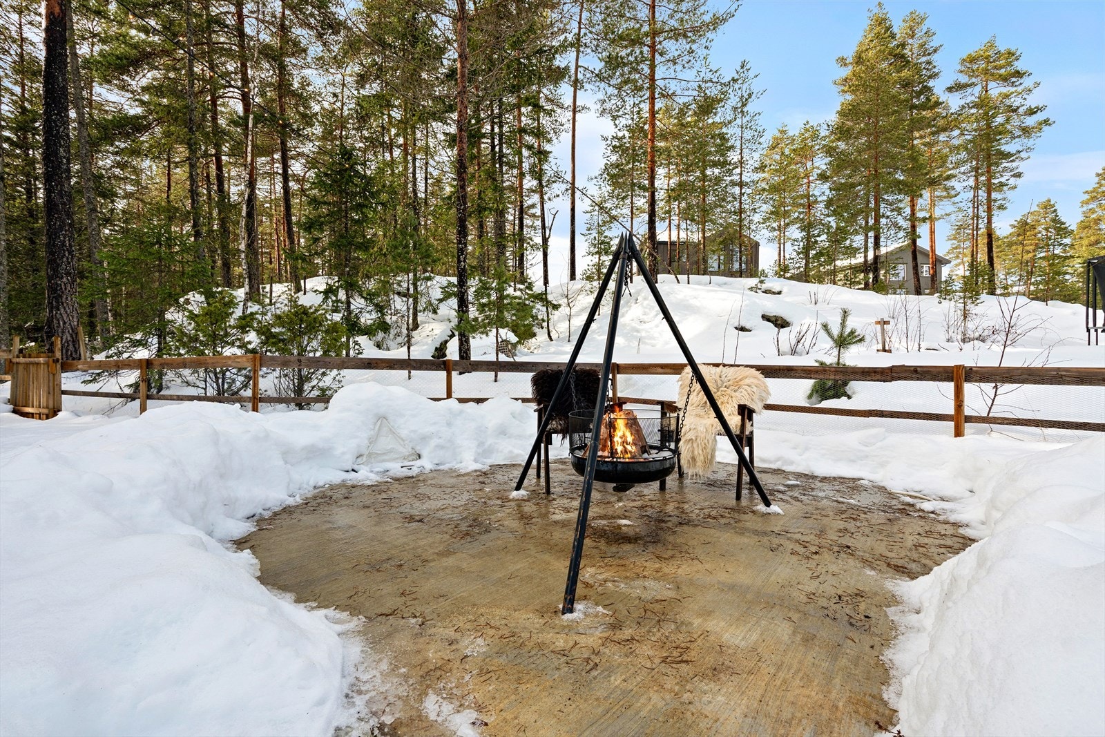 Boligen kan skimte med en stor og skjermet terrasse grensende til friområde. Galleribilde