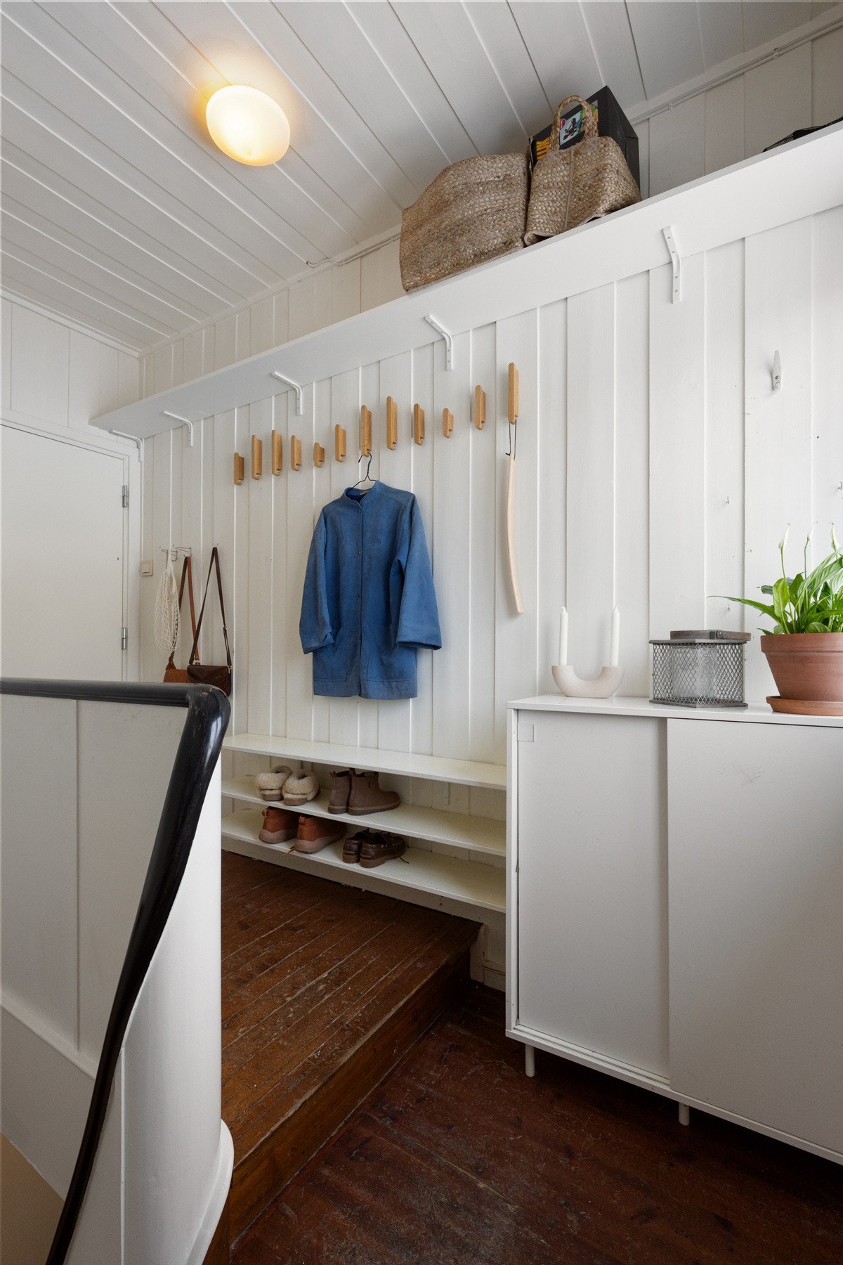 Yttergangen har praktiske hyller og oppheng for sko og ytterklær. Galleribilde