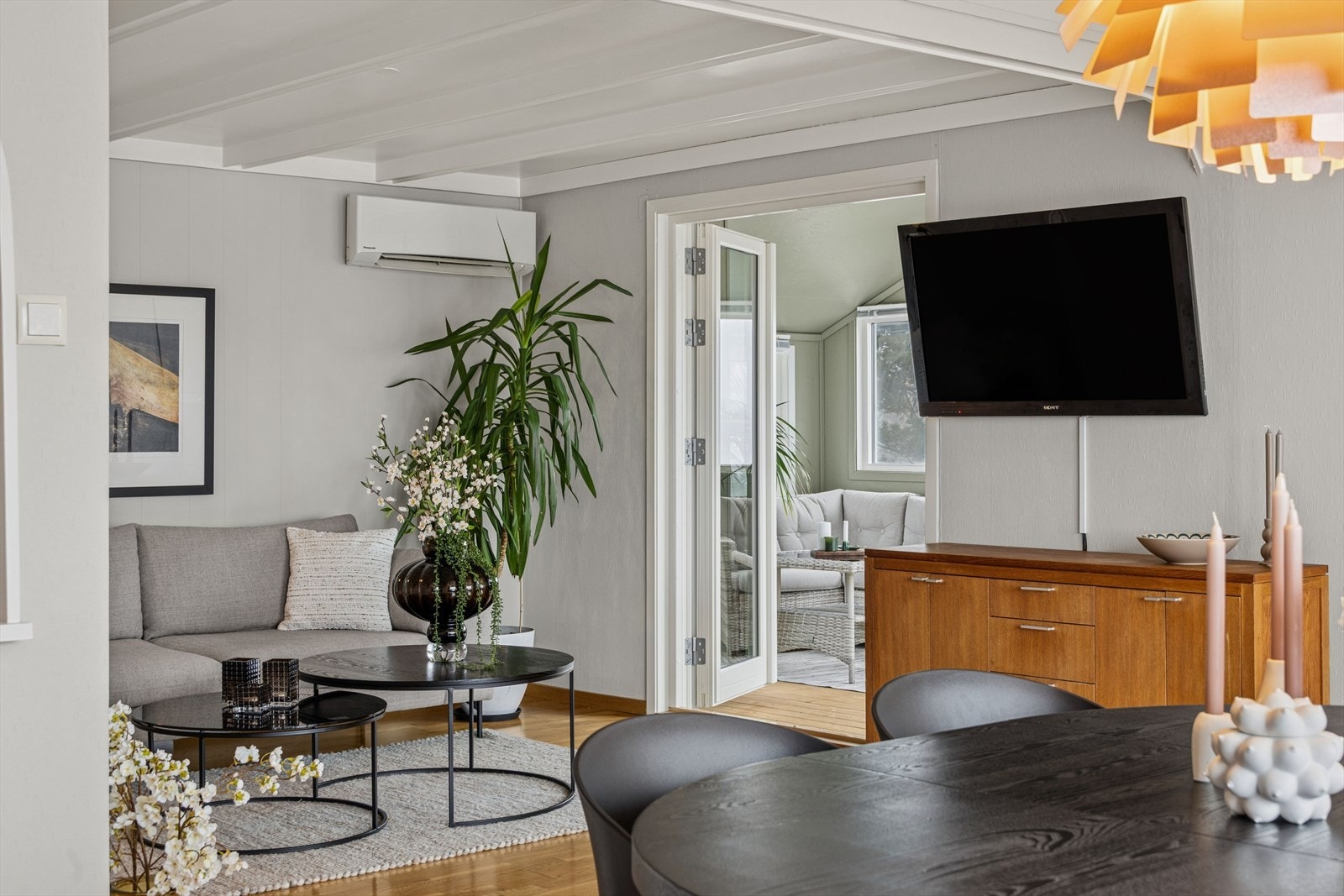 Fra stuen er det utgang til utestue som fungerer som en forlengelse av stuen. Galleribilde