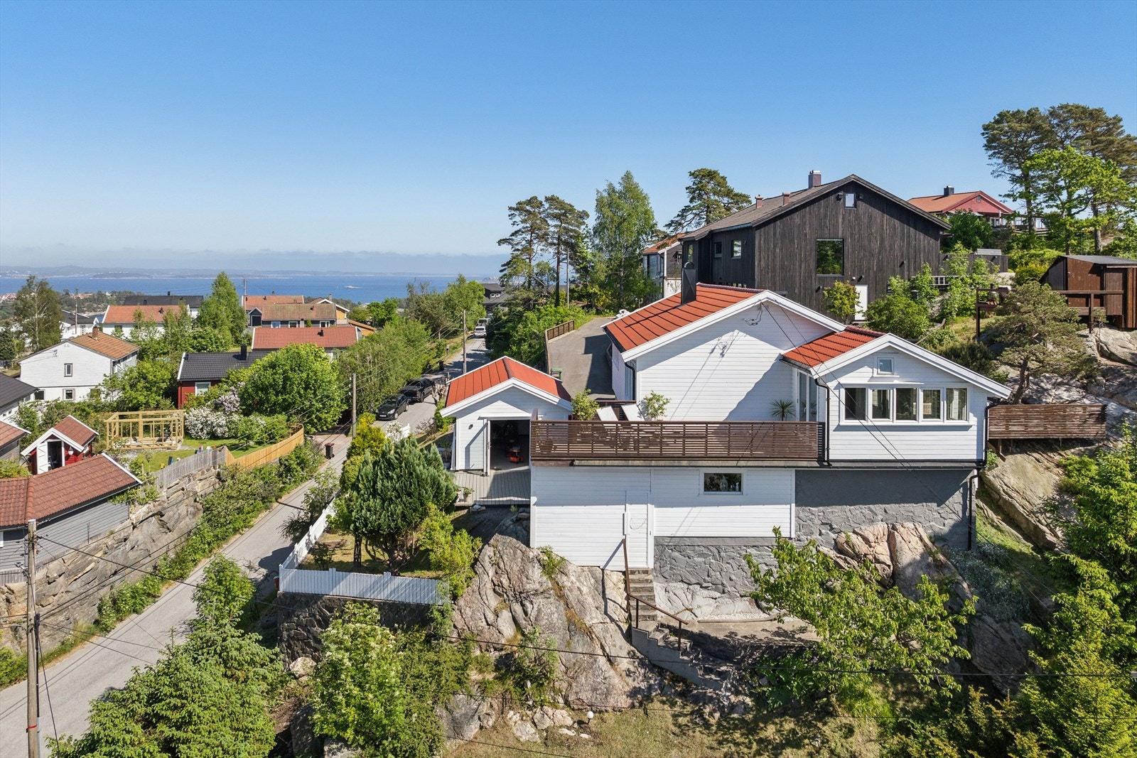 Huset ligger høyt og fritt på en høyde med nydelig utsikt og lite innsyn. Galleribilde