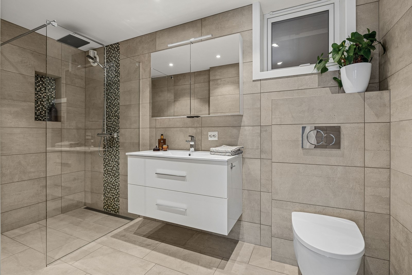 Badet i underetasjen er fra ca. 2017 og har fliser på både vegger og gulv, samt malt overflate i himlingen. Galleribilde