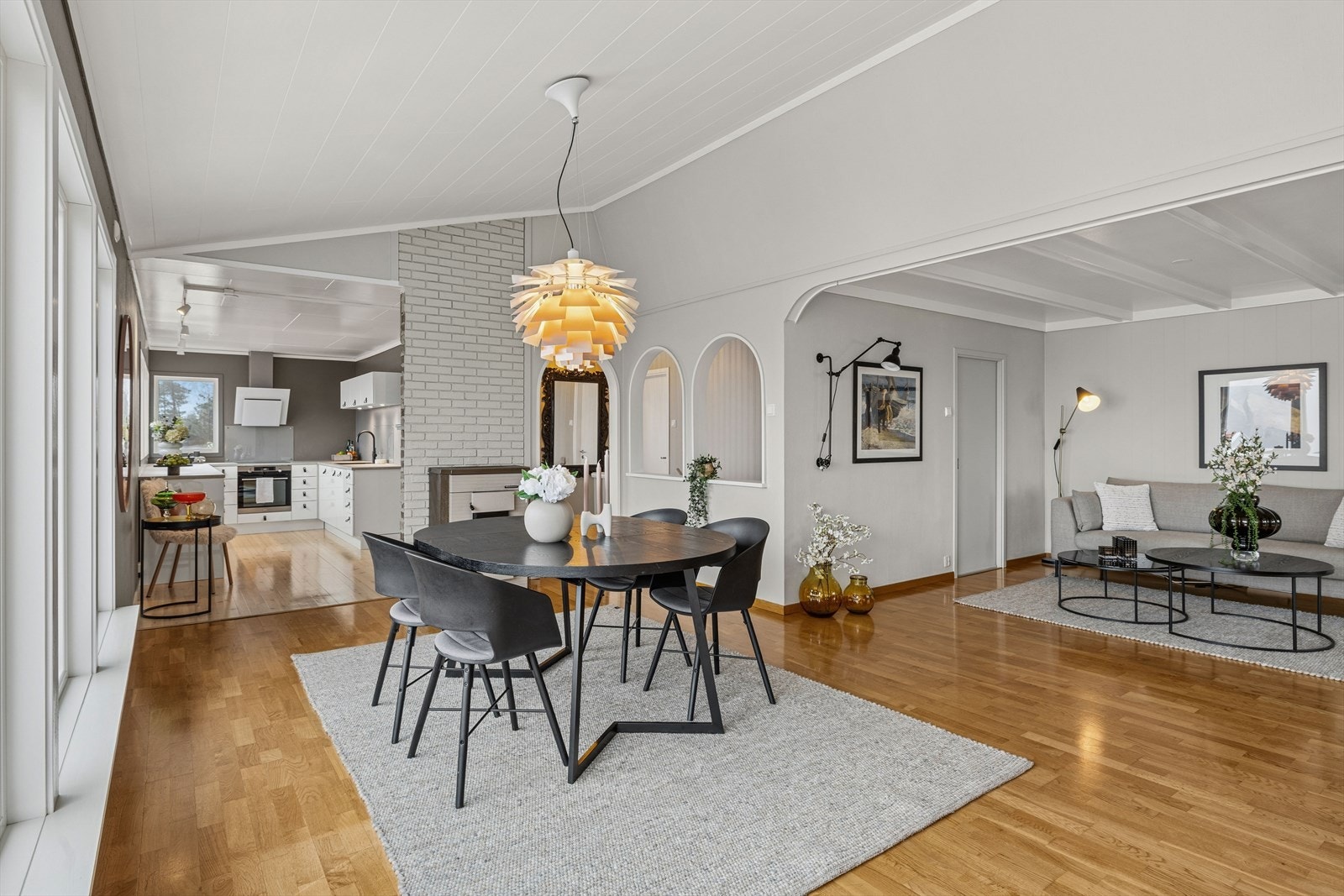 I overgangen mellom stue og kjøkken er det plass til spisebord. Perfekt for både hverdagsliv og festlige anledninger! Galleribilde