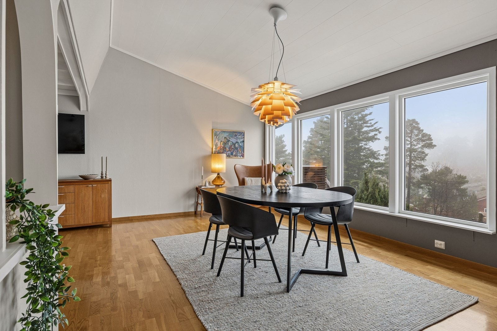 Deler av stuen har ekstra takhøyde som gir en god romfølelse. Galleribilde