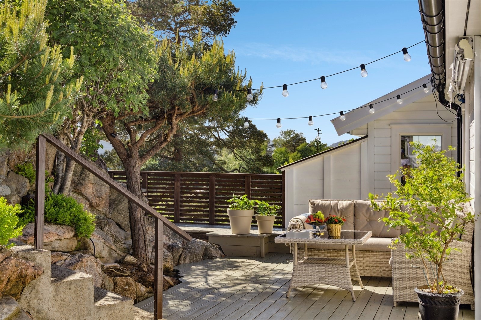 Dette er en flott enebolig med flere uteplasser som bader i sol gjennom hele dagen. Galleribilde