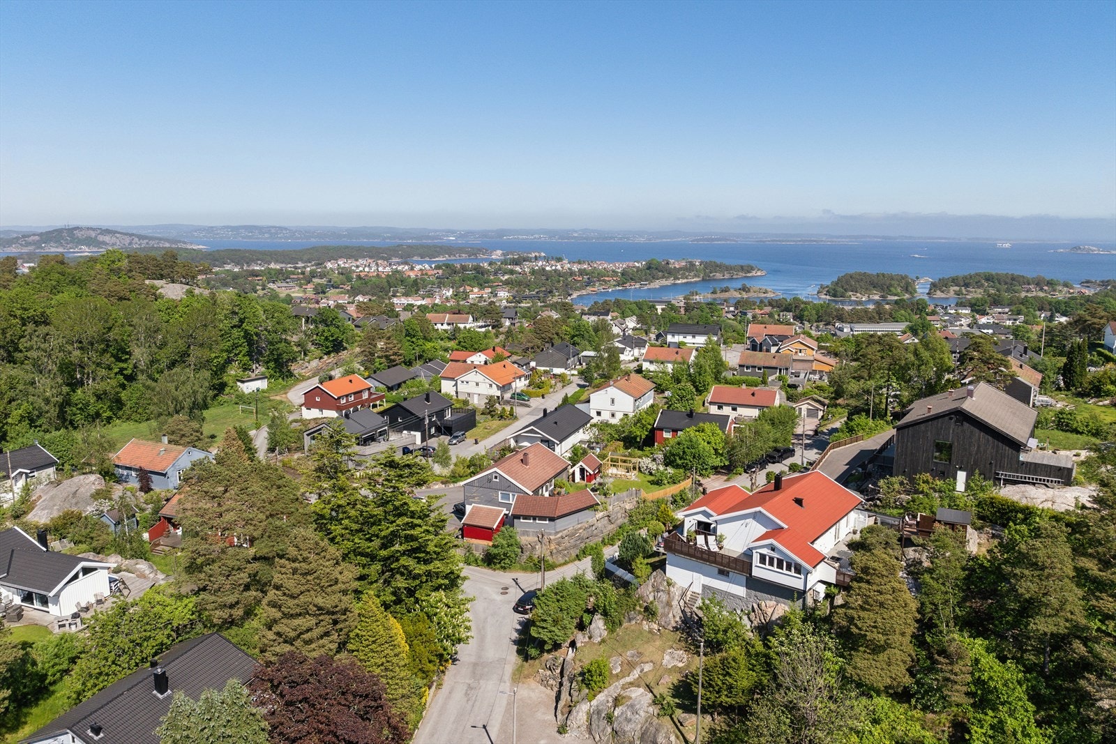 Einerstien 2 har en attraktiv og solrik beliggenhet på en høytliggende, pent opparbeidet tomt i populære Voiebyen. Her bor du i et rolig og etablert boligområde med kort vei til det meste du trenger i hverdagen. Galleribilde