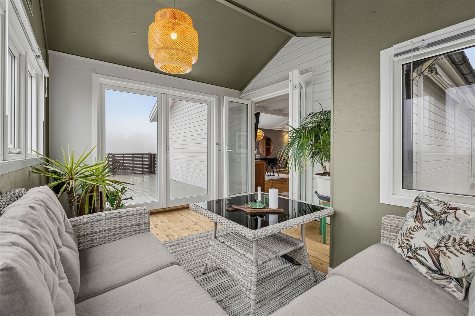 Innbygging av utestuen er ikke byggesøkt. Se punkt ferdigattest i salgsoppgaven. Galleribilde