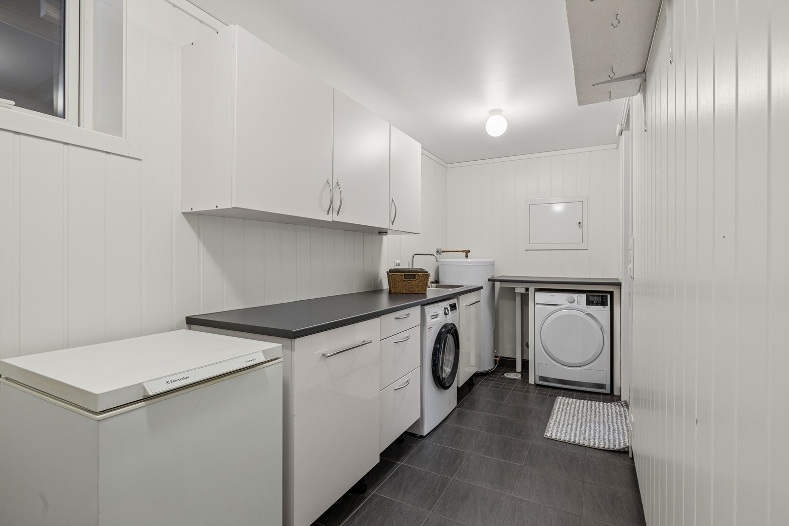 Vaskerommet ligger i underetasjen og er oppgradert i ca. 2017. Rommet har malte overflater på vegger og i himling, med fliser på gulvet. Galleribilde