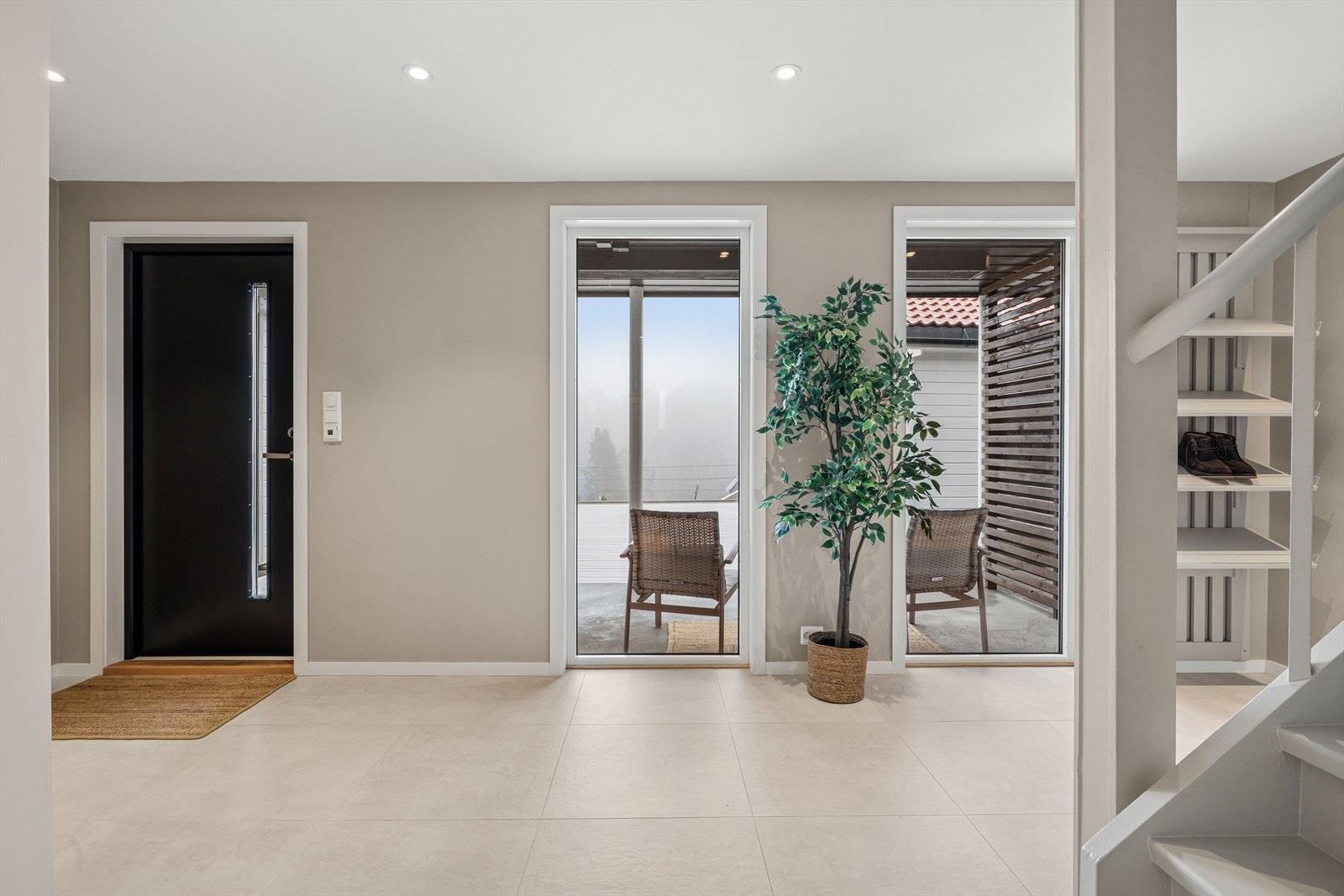 Ned i første etasje finner du husets bad, separat vaskerom, et soverom og inngangsparti. Galleribilde