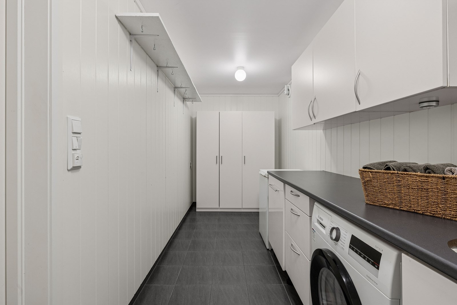 På vaskerommet har man også plass til ekstra oppbevaring. Galleribilde