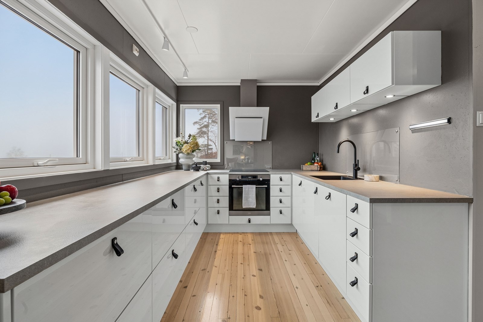 Kjøkkenet fra 2018 har en pen innredning fra Strai med laminerte fronter og benkeplate. Fra kjøkkenet har man nydelig utsikt. Galleribilde