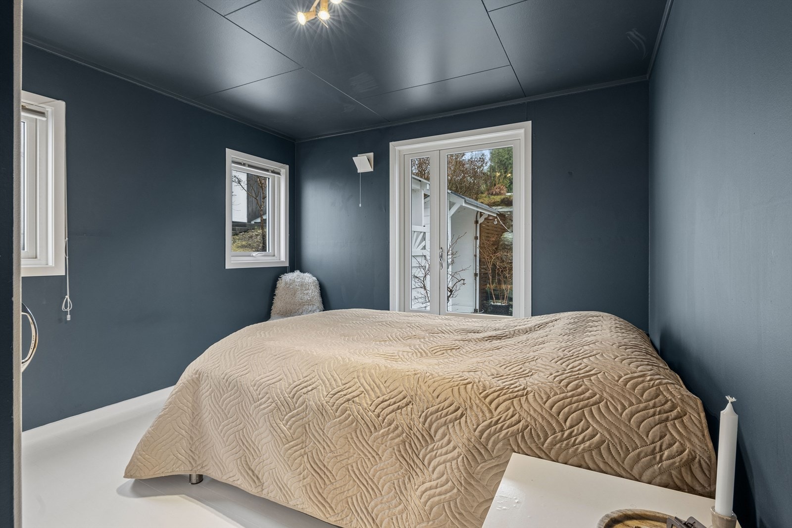 To av husets soverom ligger i første etasje. Galleribilde