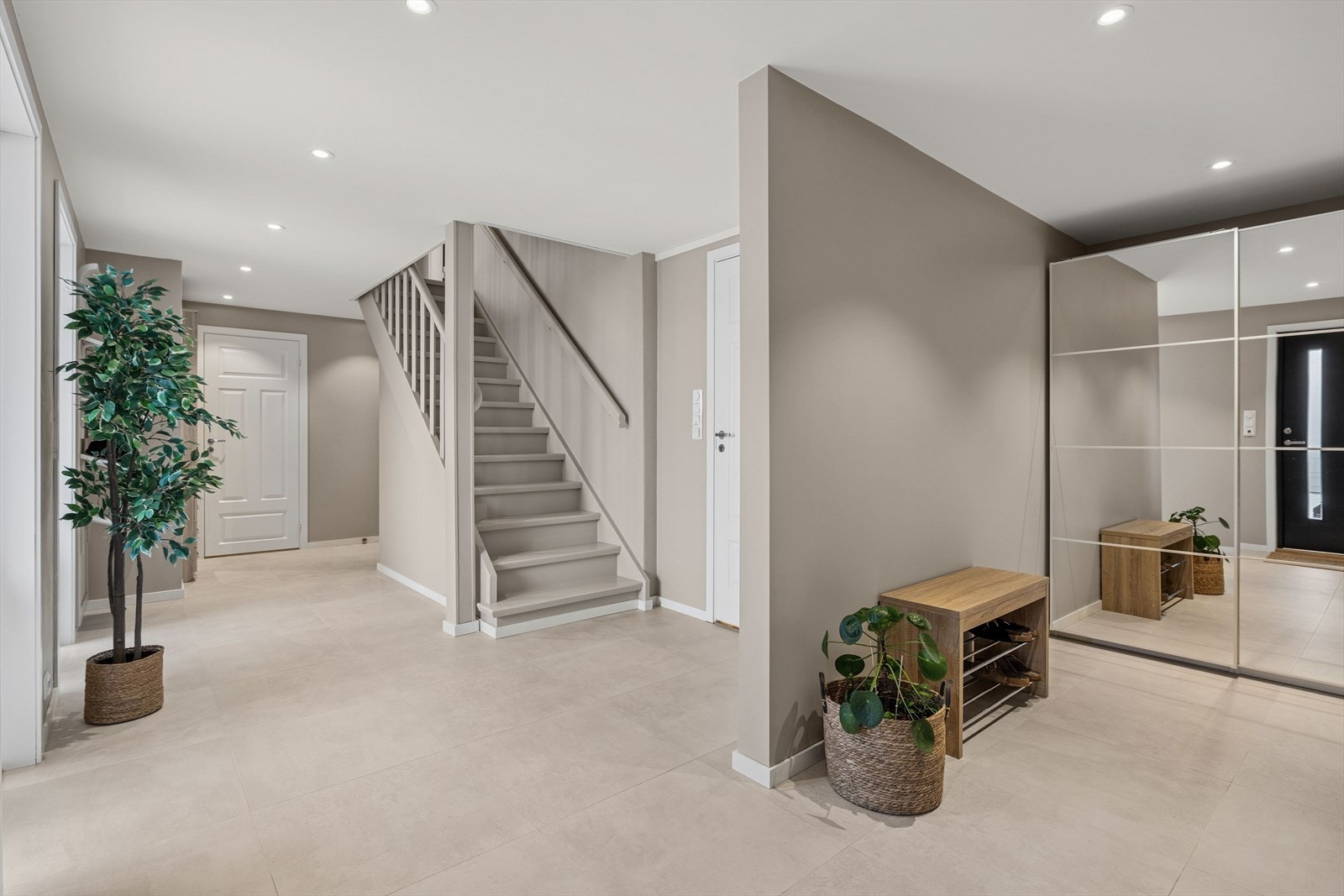 Velkommen inn! Boligen strekker seg over to plan med stor hall i underetasjen. Galleribilde