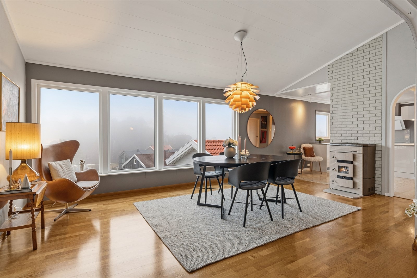 Opp i første etasje finner man husets trivelige allrom med åpen løsning mot kjøkkenet, to soverom og toalettrom. Galleribilde