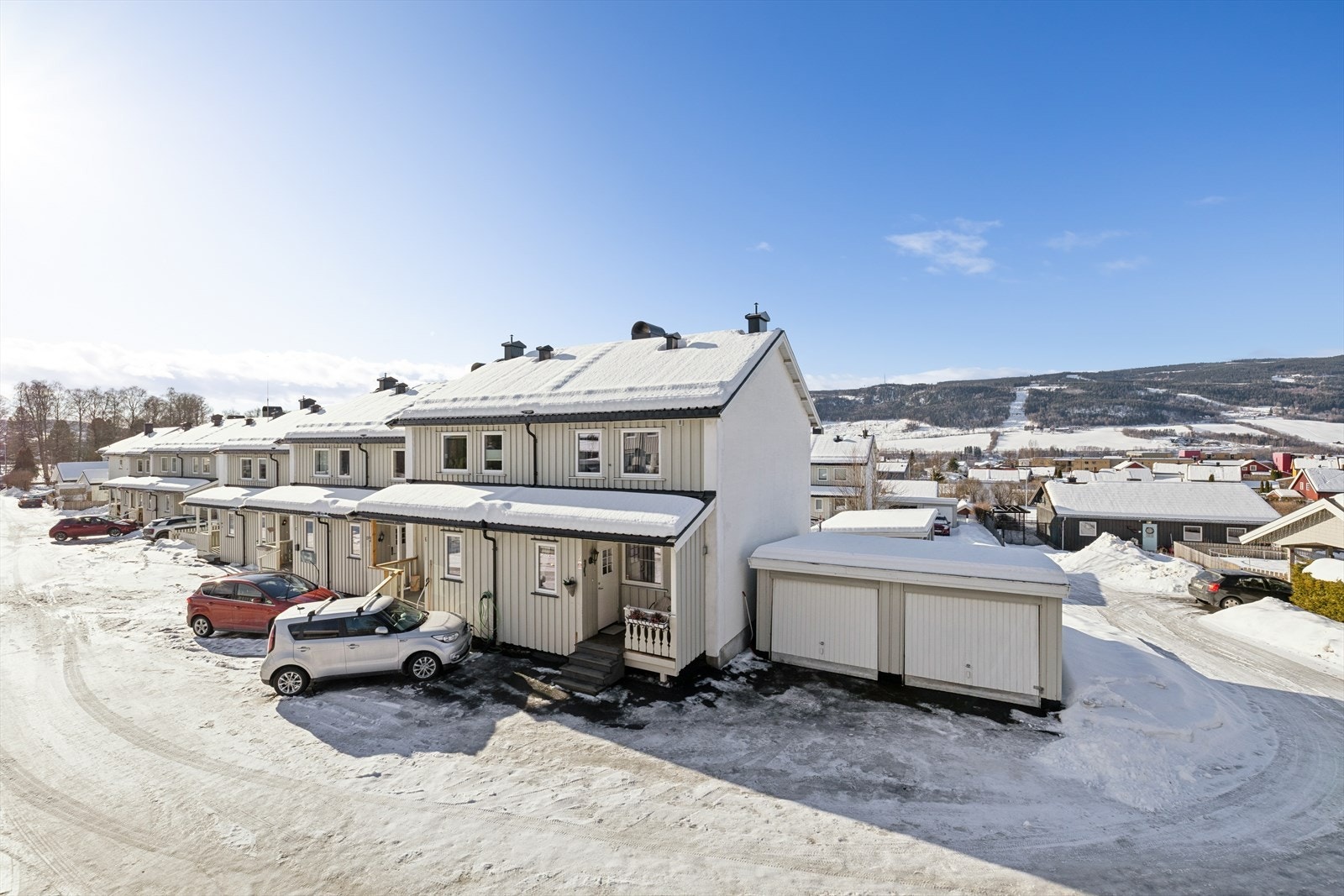 Dette er et trivelig rekkehus med fin beliggenhet i et sentralt og etablert boligområde med nærhet til det meste du måtte trenge i hverdagen. Galleribilde