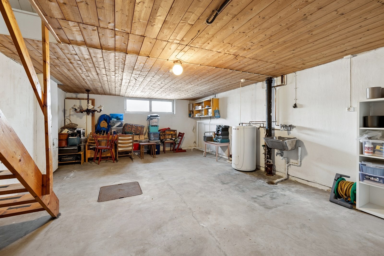 I kjeller er det god plass til diverse oppbevaring. Her er det også utslagsvask og opplegg til vaskemaskin. Galleribilde