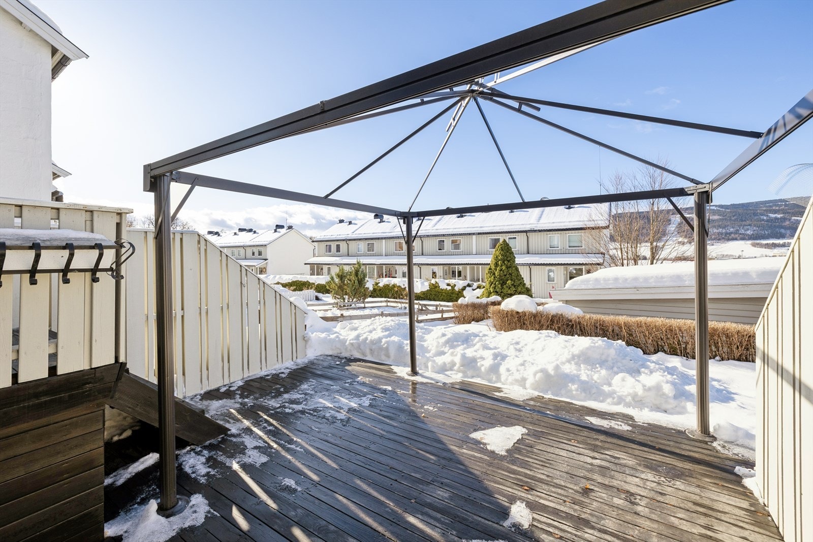 Vestvendt terrasse med plass til diverse utemøbler. Galleribilde