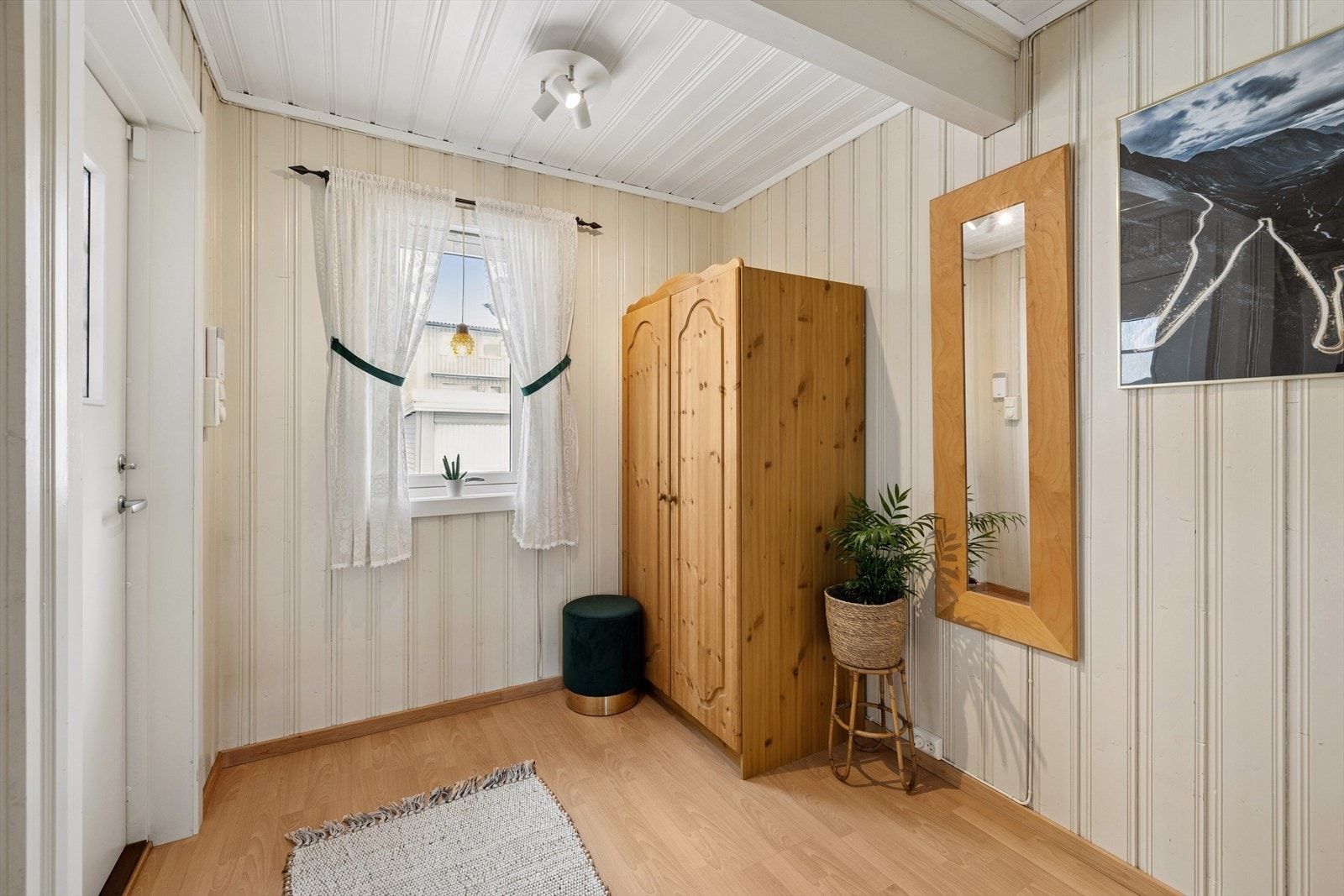 Entré/gang med plass til sko og yttertøy. Galleribilde