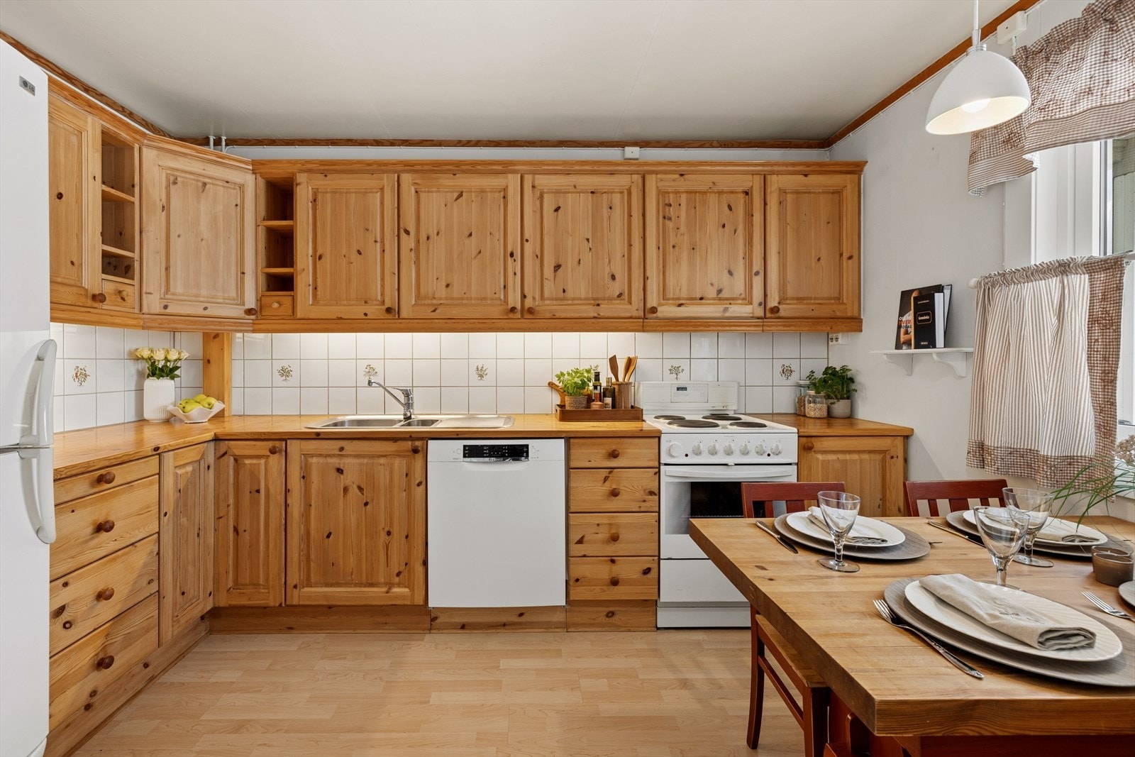 Separat kjøkken med profilerte fronter i heltre og heltre benkeplate med kjøkkenkum. Galleribilde