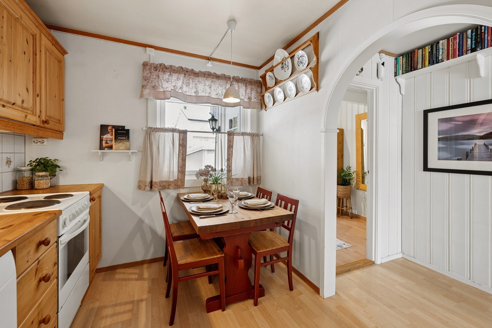 Kjøkkenet har godt med skap og benkeplass samt plass til kjøkkenbord. Galleribilde