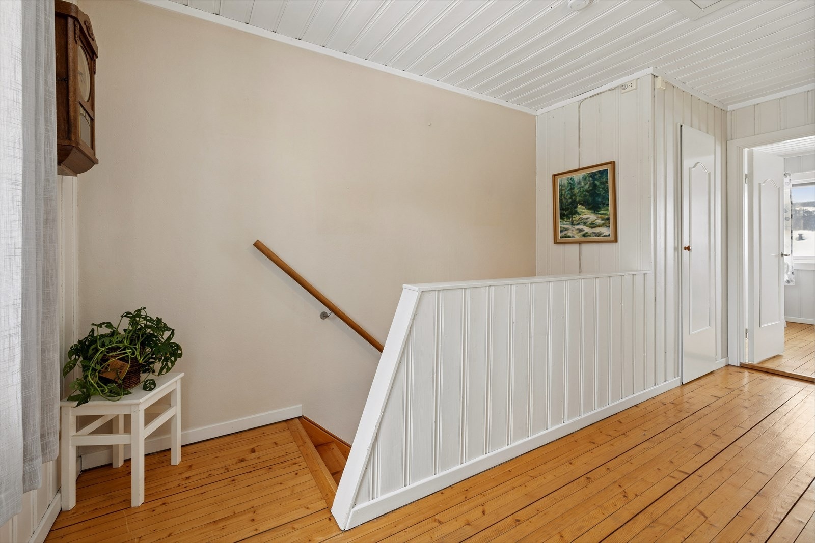 I 2. etasje er det gang, bod, bad og 2 soverom. Galleribilde