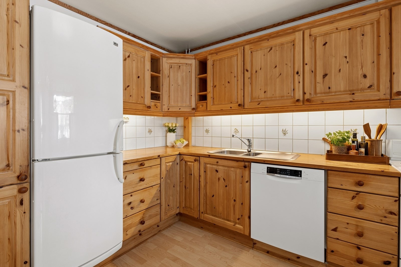 Det er frittstående kjøl/fryseskap, opplegg for oppvaskmaskin og stekeovn. Kjøkkenventilator med avtrekk ut. Galleribilde