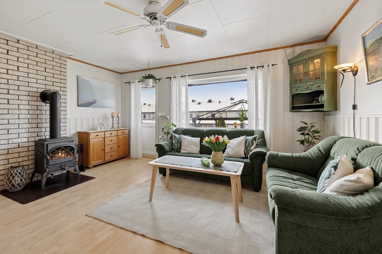 Romslig stue med plass til sofa og annet ønsket innventar. Galleribilde