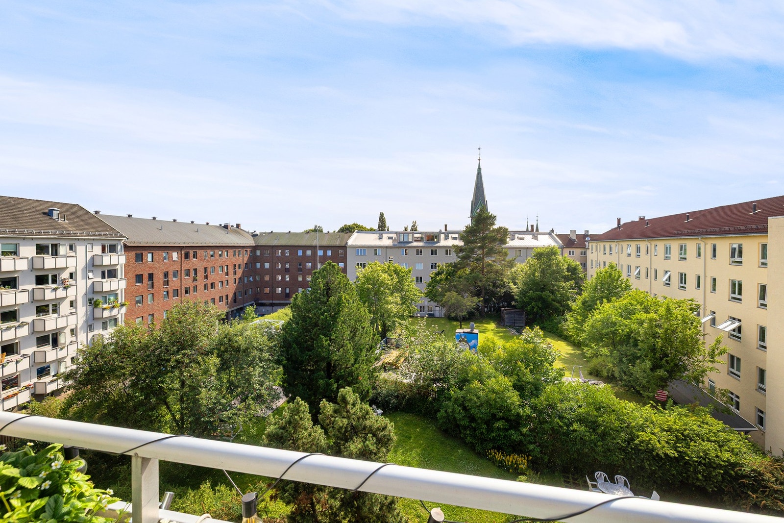 Beliggenheten vender mot en rolig og grønn bakgård, noe som gir en stille og behagelig atmosfære uten sjenerende trafikkstøy. Galleribilde